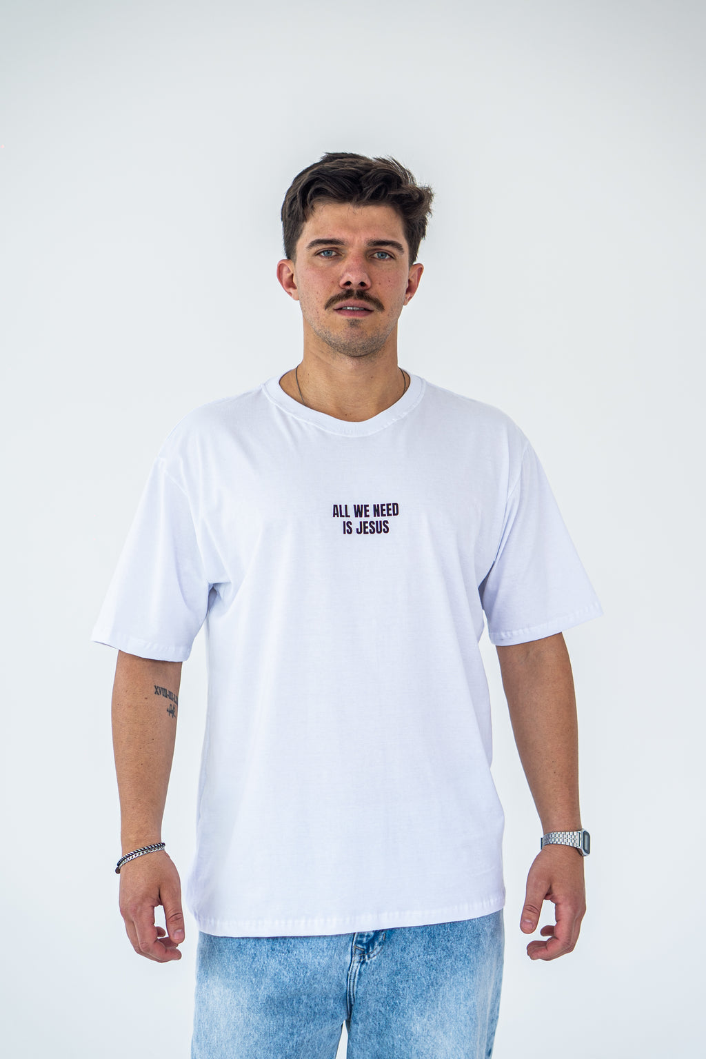 CAMISETA OVERSIZED ALL WE NEED IS JESUS BRANCA