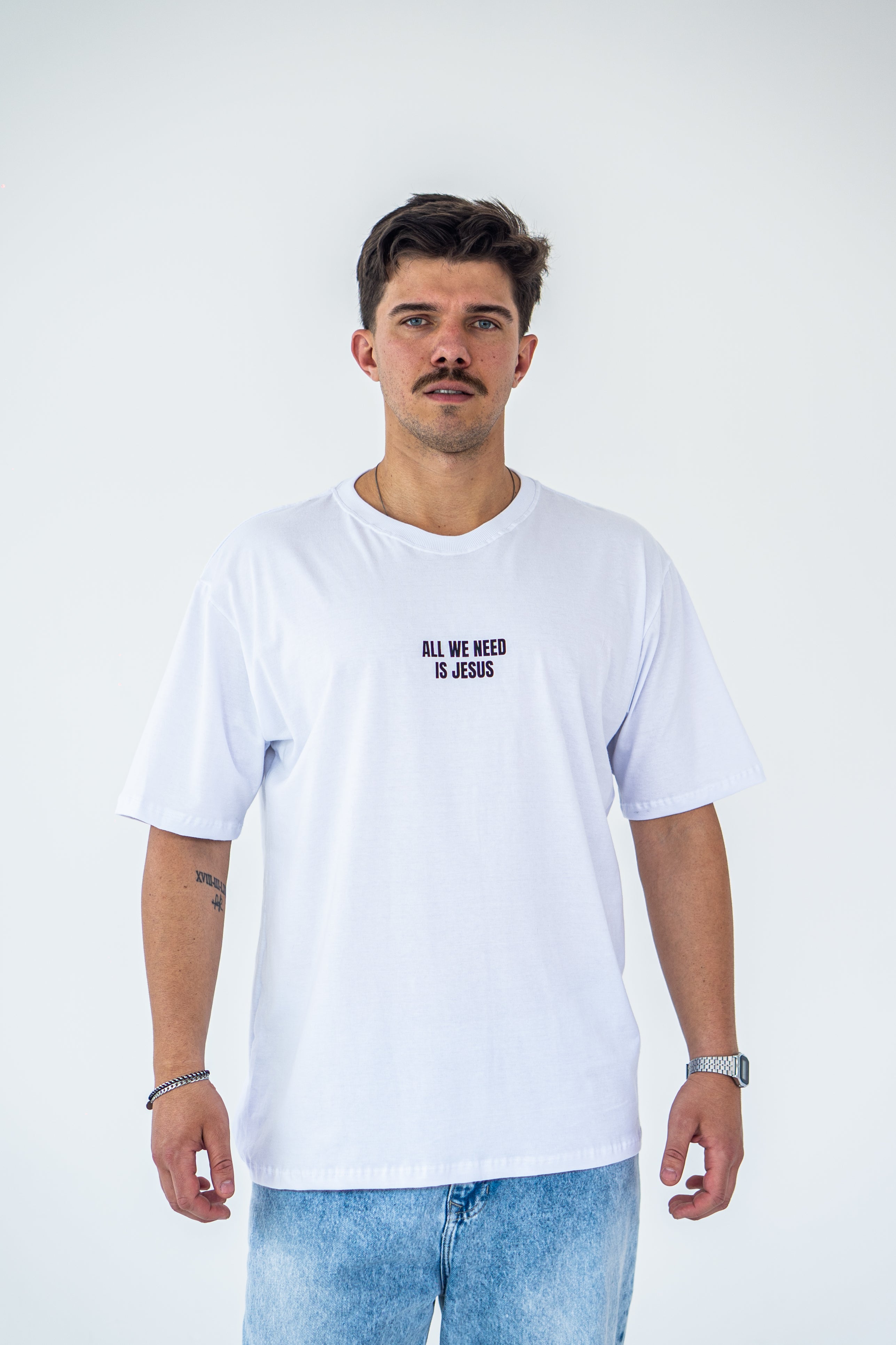 CAMISETA OVERSIZED ALL WE NEED IS JESUS BRANCA
