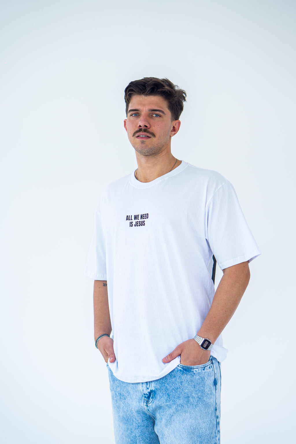 CAMISETA OVERSIZED ALL WE NEED IS JESUS BRANCA