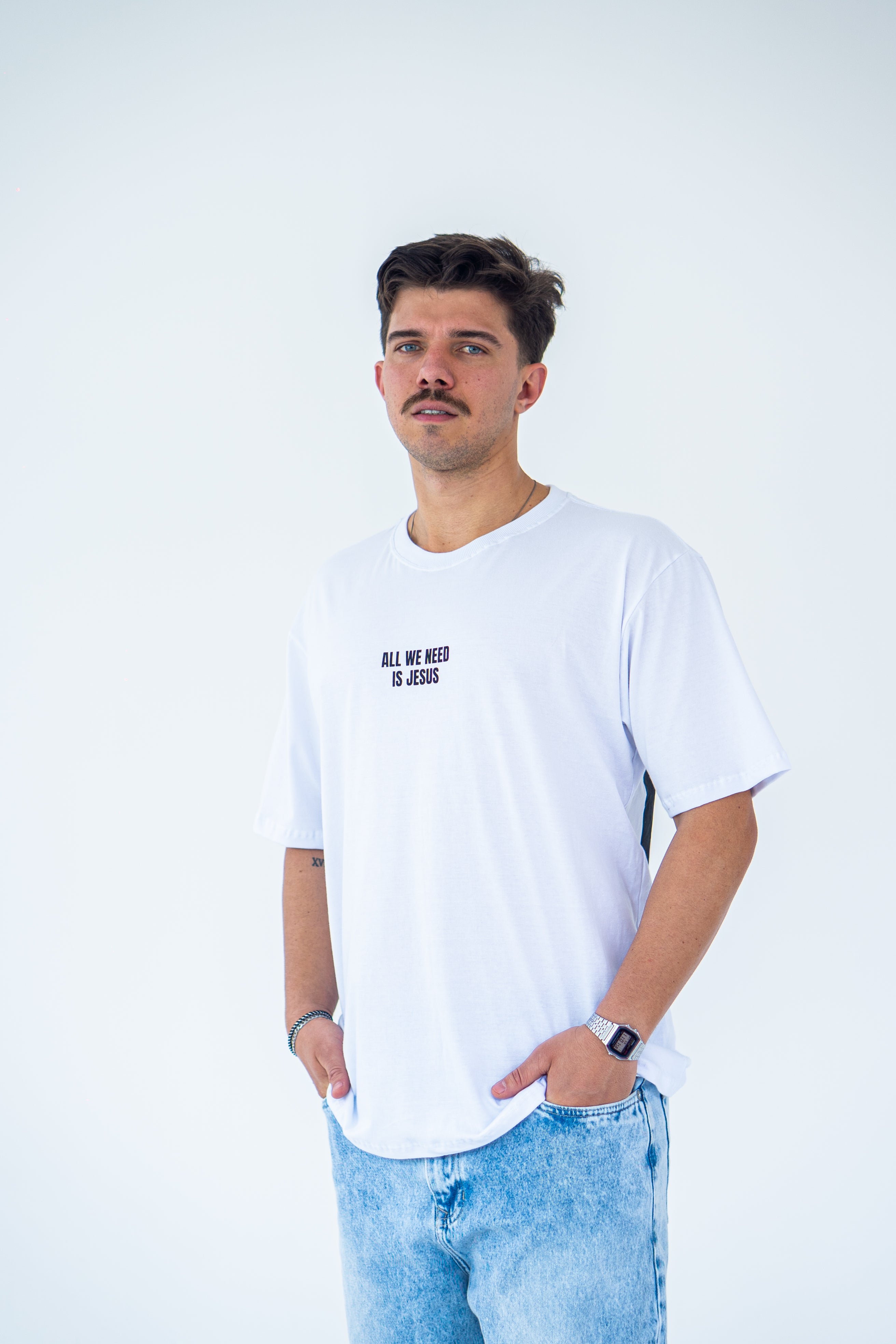 CAMISETA OVERSIZED ALL WE NEED IS JESUS BRANCA