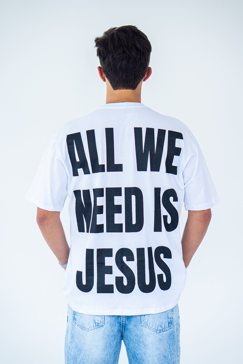 CAMISETA OVERSIZED ALL WE NEED IS JESUS BRANCA