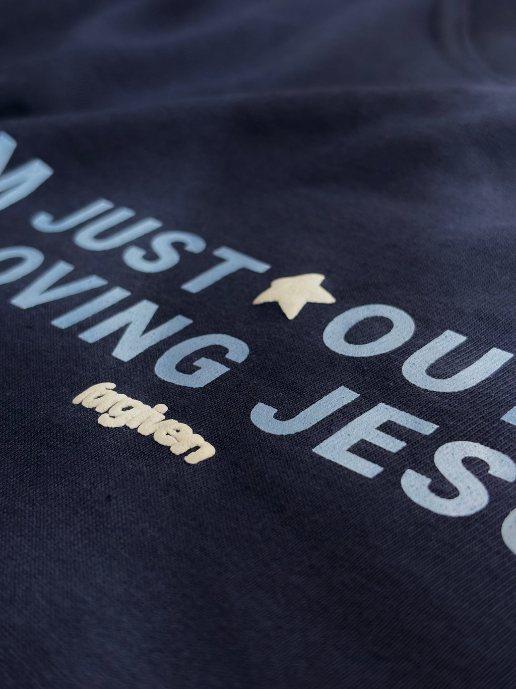 CAMISETA FEMININA LOVING JESUS AZUL MARINHO