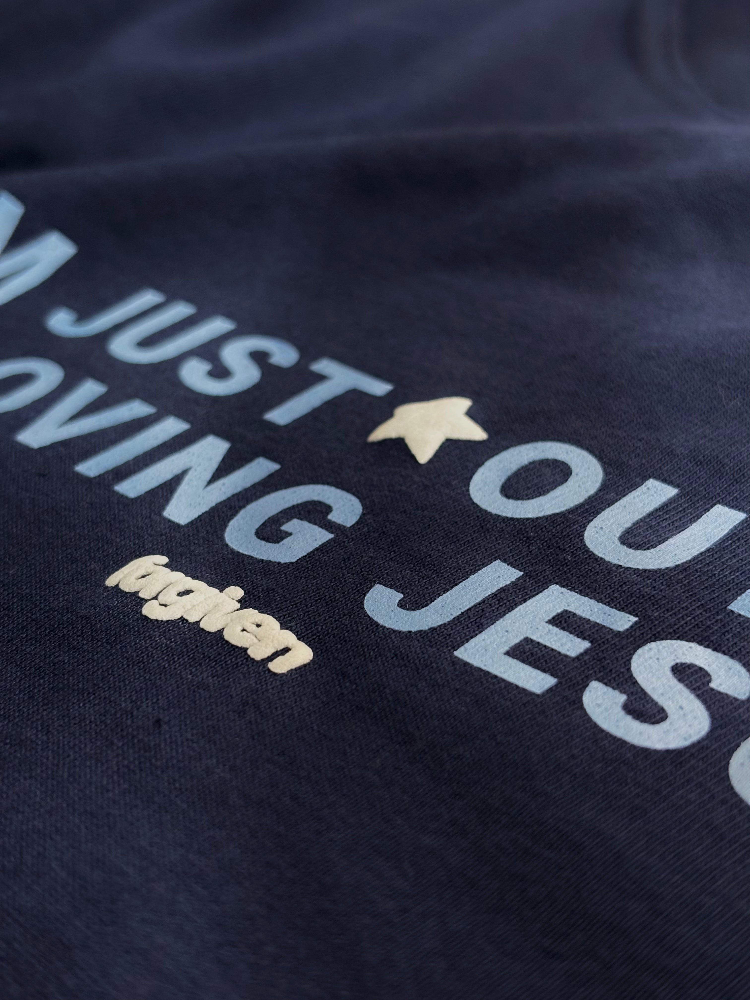 CAMISETA FEMININA LOVING JESUS AZUL MARINHO