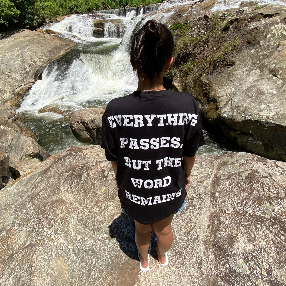 CAMISETA OVERSIZED LIVING WORD PRETA