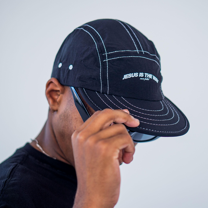BONÉ FIVE PANEL JESUS IS THE WAY