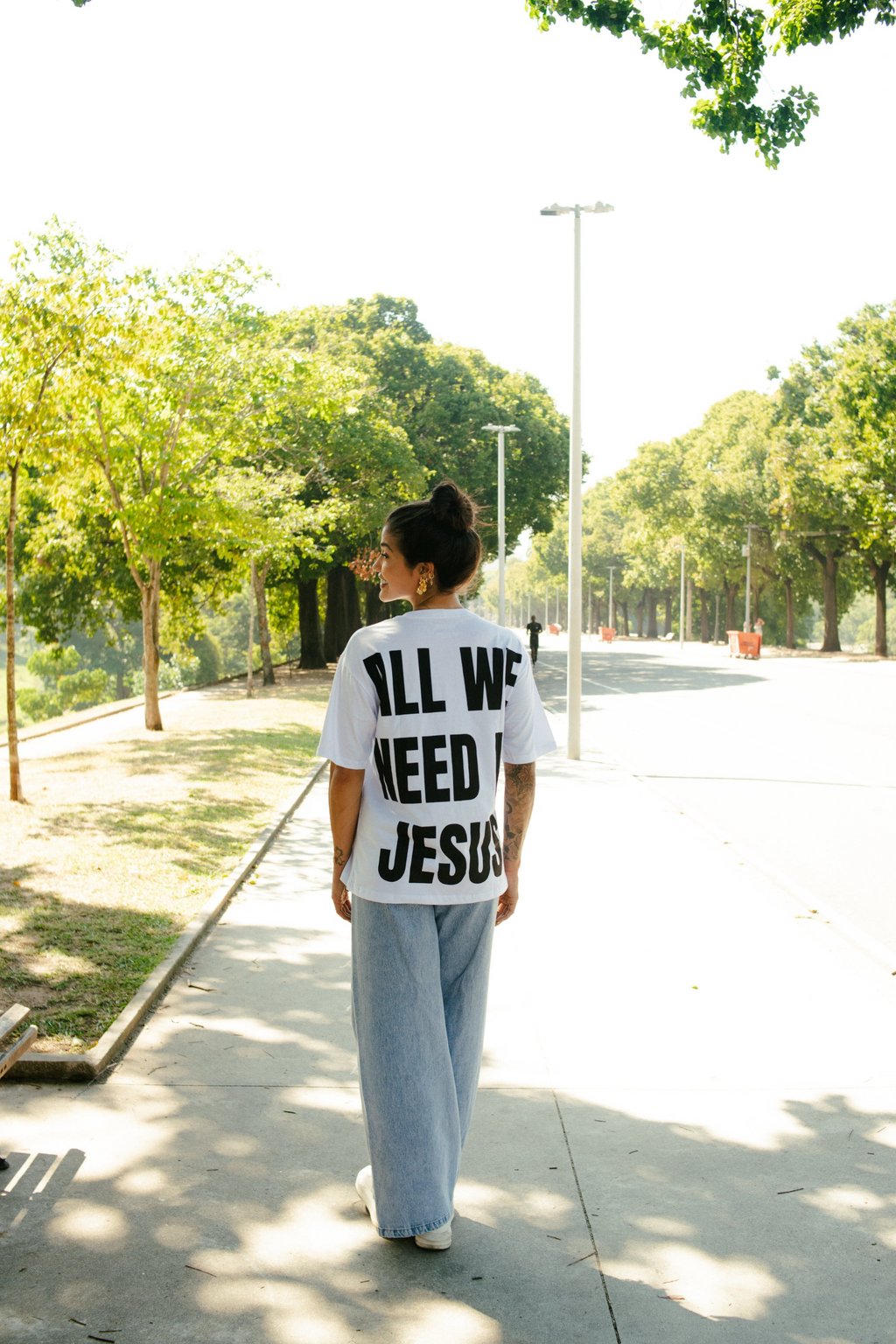 CAMISETA OVERSIZED ALL WE NEED IS JESUS BRANCA