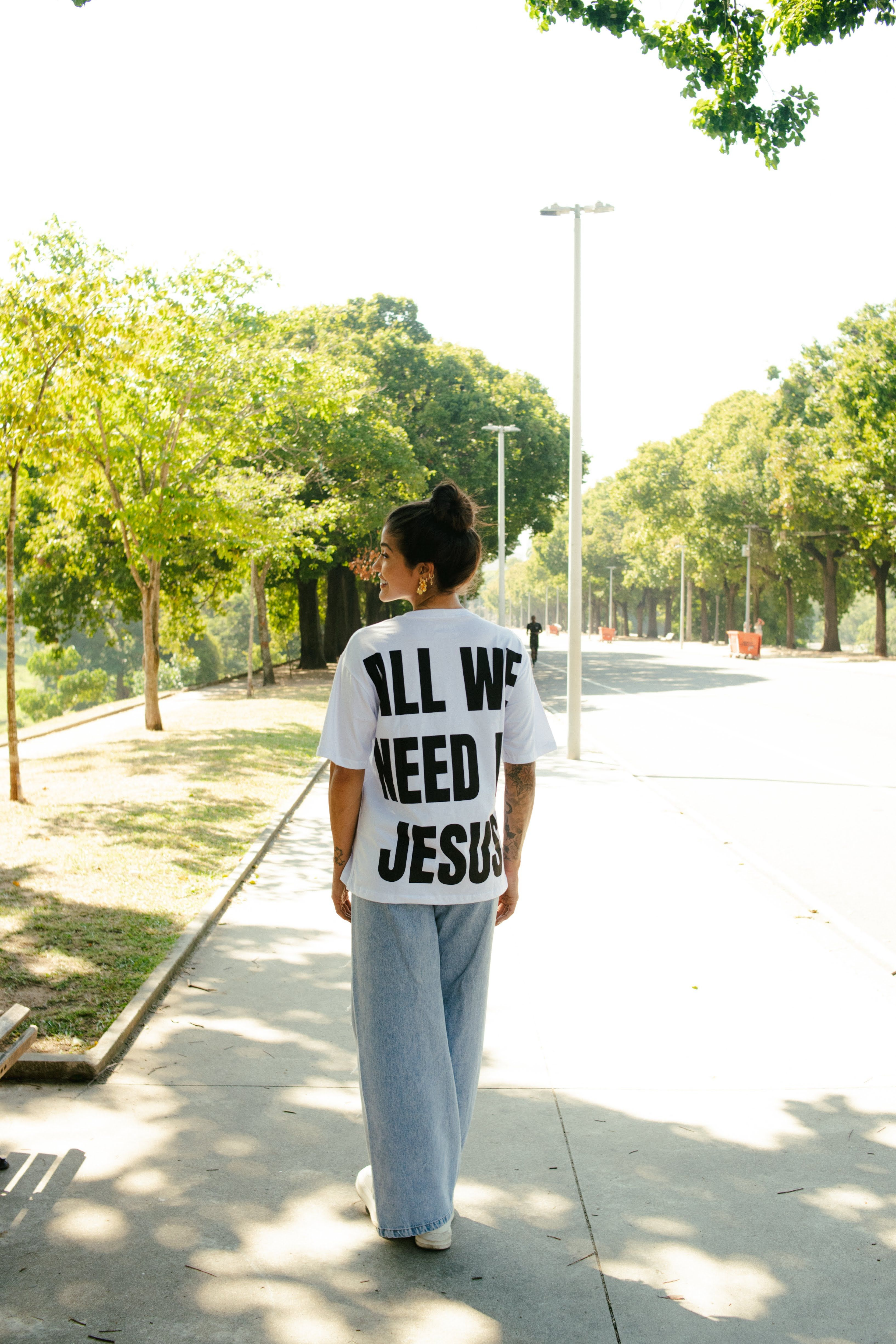 CAMISETA OVERSIZED ALL WE NEED IS JESUS BRANCA