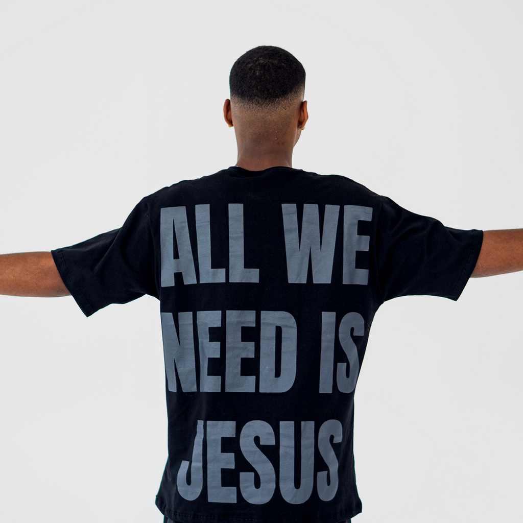 CAMISETA OVERSIZED ALL WE NEED IS JESUS PRETA