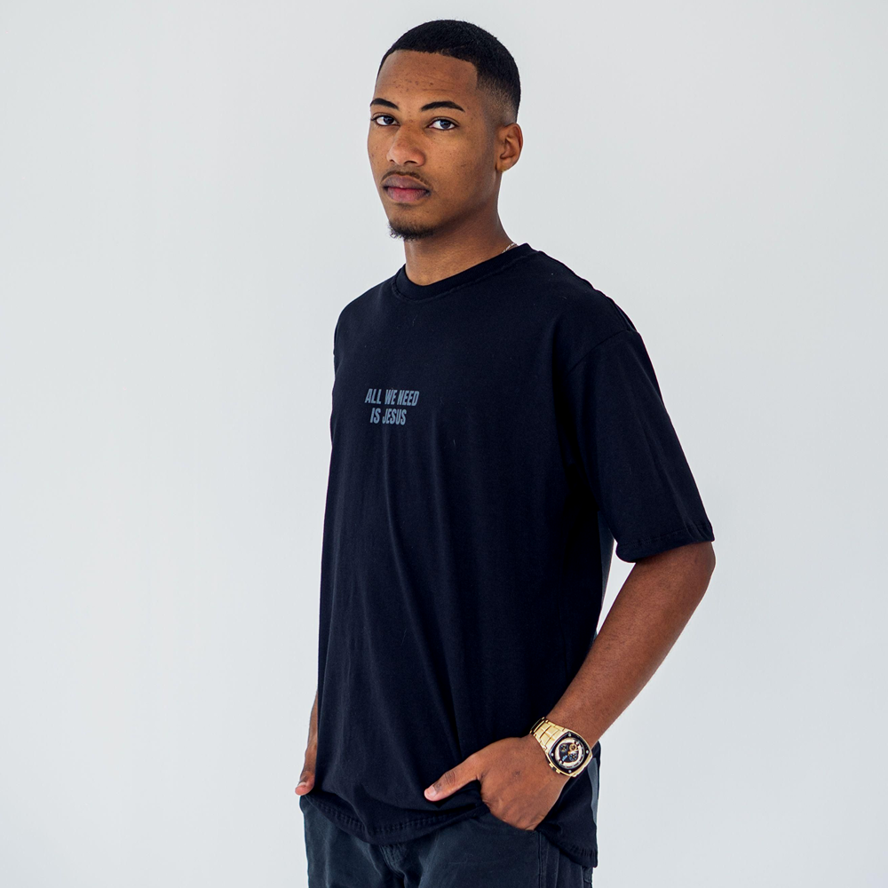 CAMISETA OVERSIZED ALL WE NEED IS JESUS PRETA