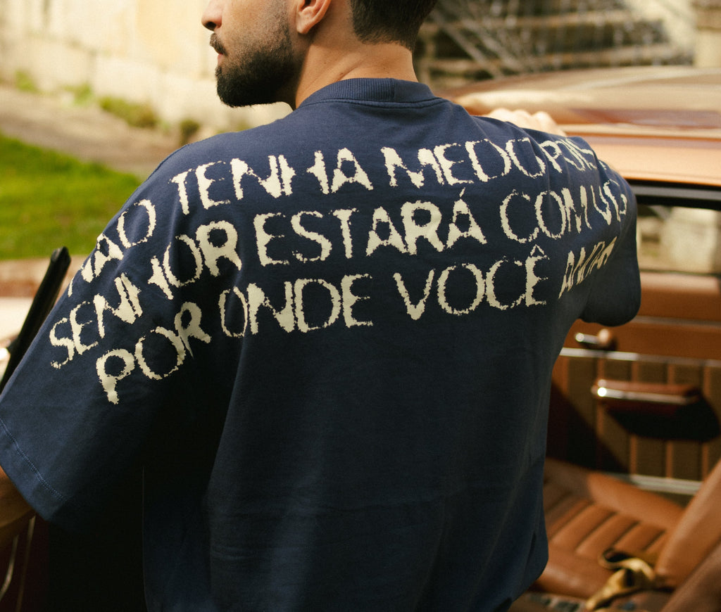 CAMISETA BOXY DO NOT FEAR AZUL MARINHO
