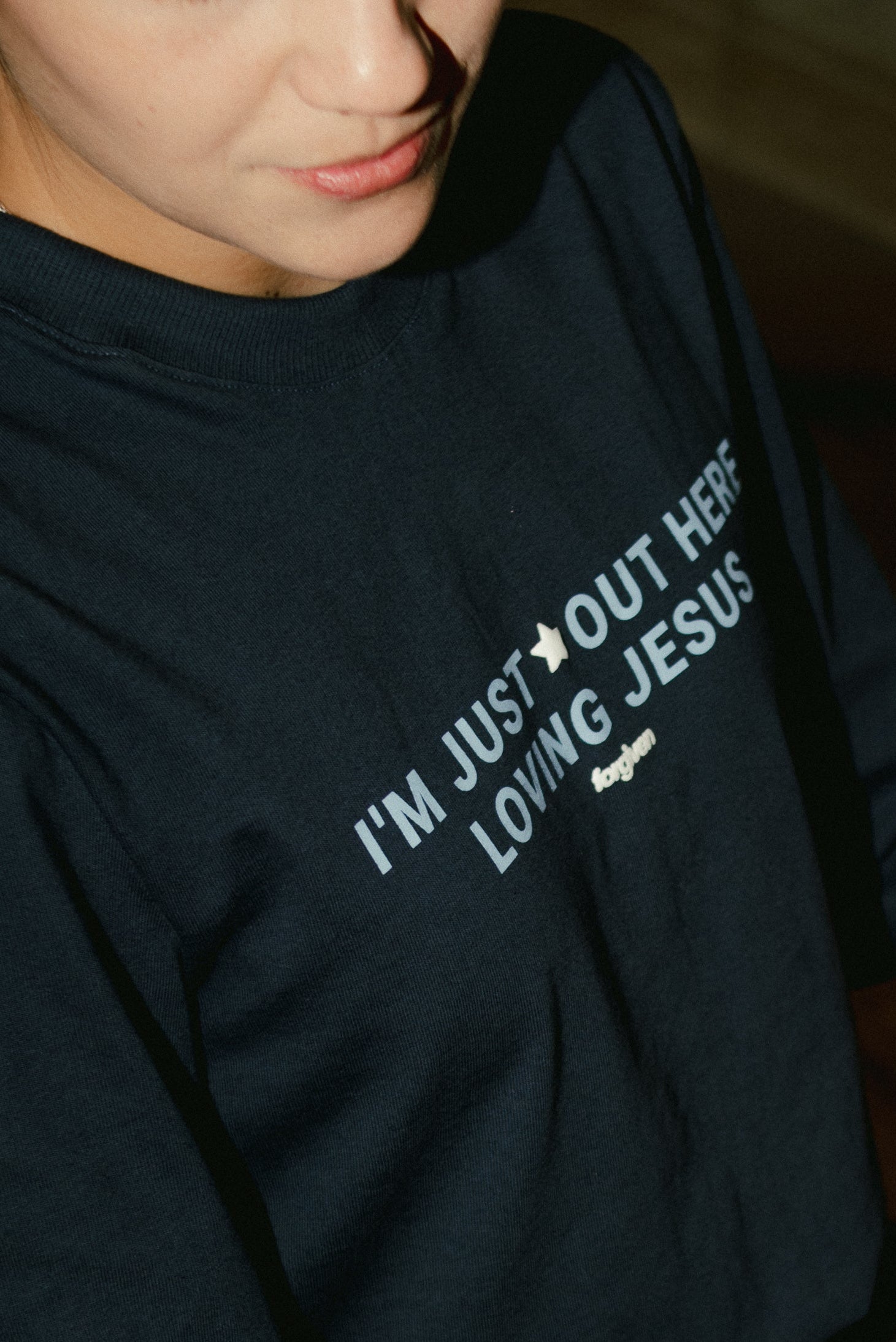 CAMISETA FEMININA LOVING JESUS AZUL MARINHO